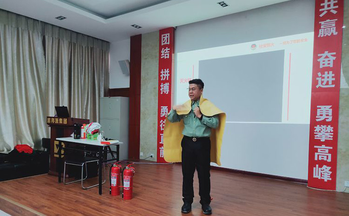 宋智成教官演示當(dāng)發(fā)生火災(zāi)時(shí)如何自救