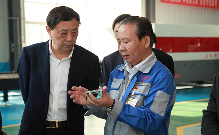 秘書長向董事長了解智能水表的應(yīng)用原理