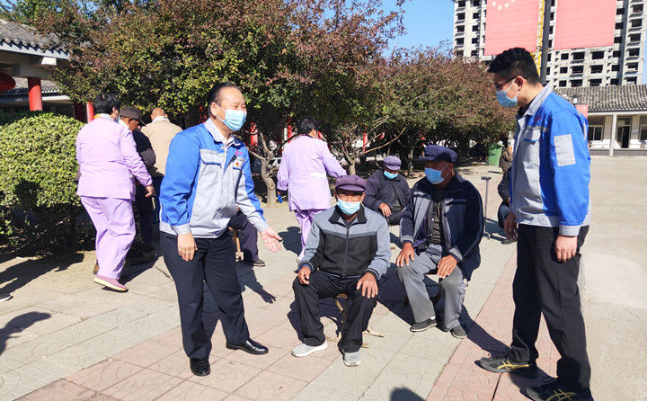 步入深秋，叮囑老人要注意保暖