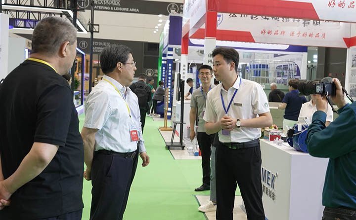 山東省水利廳二級(jí)巡視員隋家明駐足于汘沄展位前